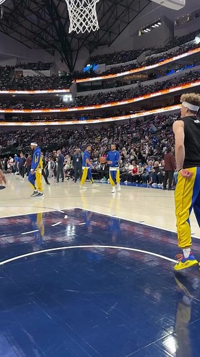 Throw it to the eclipse! #GoldenStateWarriors #eclipse