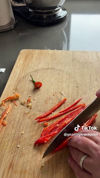 Deze pittige gehaktballetjes wil je proeven! Lekker kruidig, sappig en met een kick van rode peper en sambal. Perfect voor bij de borrel, met rijst of gewoon bij de aardappels. Binnen een halfuurtje heb je een schaal vol comfort food waar iedereen van mee wil eten. Wat heb je nodig: 500 gr gehakt 1 ui gesnipperd 1 teen knoflook fijn gesneden 1 rode peper fijn gesneden 1 el ketjap manis 1 tl sambal 1 tl mosterd ¼ tl chilipoeder 2 el paneermeel peper zout boter Hoe je het maakt: Meng alle ingredië