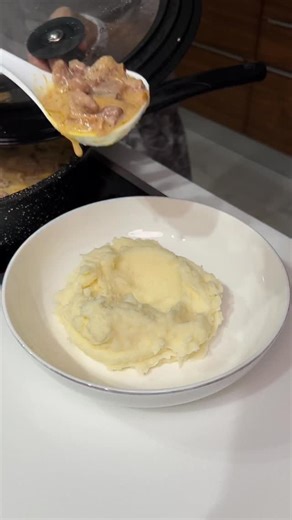 Наталья Варвина on Instagram: "Рецепт 🥘 🟡Говядина (вырезка) 700-800 гр 🟡Мука - 2 ст л 🟡Соль, перец по вкусу 🟡Шампиньоны- 300 гр 🟡Лук - 1 шт 🟡Сливки - 200 гр 🟡Сметана - 100 гр 🟡Вода (кипяток) - 500 гр и более *️⃣Говядину нарезать полосками, добавить соль, перец и муку, хорошо перемешать. *️⃣На хорошо разогретой сковородке с маслом, на сильном огне - обжарить мясо до золотистой корочки и убрать со сковородки. Жарить лучше партиями. *️⃣В эту же сковородку выложить лук нарезанный полукольца