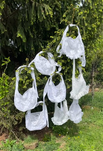 JARNO-LETNÁ KOLEKCIA TAŠIEK ZO ZÁCLON Predstavujem Ti kolekciu (opäť) z milovaných záclon. Tento raz sú objemnejšie, nastaviteľné a niektoré sú zdobené riasením. Vďaka ich väčšiemu objemu sú vhodné na pikniky, šport, nákupy, do práce,...alebo len tak. Pre doplnenie outfitu. Tašky sú na zaväzovanie, čiže polohovateľné. Môžeš ich nosiť cez rameno, na pleci, v ruke,.. Materiál je, ako vždy, z druhej ruky a každý kúsok je originál. V prípade záujmu mi neváhaj napísať o ich dostupnosti! #upcycling #u