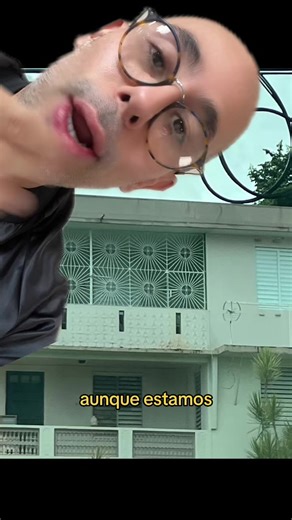 Todos hemos visto estas bellezas de rejas en Puerto Rico. Las asociamos con seguridad, pero ahora se convierten en recuerdos del pasado, de maneras de celebrar el clima tropical y vestigios de nuestra cultura. Vemos otras iteraciones en Europa, pero aquí se adaptaron al trópico, mezclando flores, geometrías y artesanía. Las rejas nos protegen sin aislarnos, dejan pasar la brisa, mirar la calle, conversar desde el balcón, suavizan el hormigón y dan identidad a cada casa. Es importante entender qu