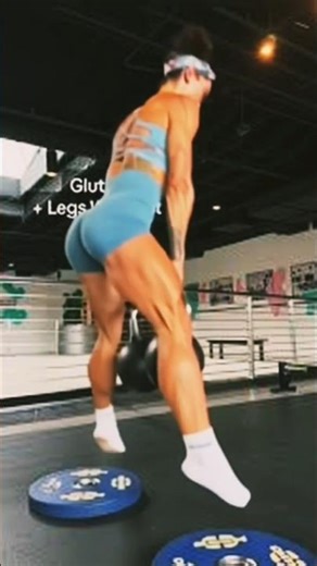 American Fitness Woman Squats 💪 | Leg Day Strength & Motivation | Viral Gym Shorts