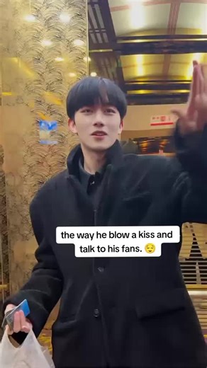 Eliot Huang's Charming Interactions with Fans