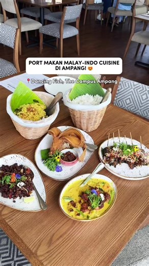 Port Makan Malay-Indo Cuisine di Ampang 😍 Dancing Fish dari Bangsar yang dapat Michelin award ni, ada cawangan dekat The Campus Ampang! Dah 15 tahun & rasa dia masih konsisten. Semua menu dia best2 & sedap tau. Restoran dia pun cantik, selesa & luas. Korang kena datang cuba! 🫶🏻 📍Dancing Fish The Campus Ampang, Jalan Kolam Air Lama, Hulu Kelang, Ampang Buka 11:30am - 10pm #portmakanampang #cafeampang #indonesiancuisine #makananindonesia #ampang