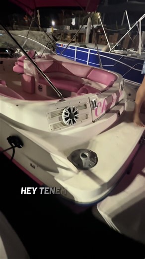 El único bote rosado que necesitas en Miami 💗🚤 4 horas privadas en el agua Hasta 10 personas Champagne, hielo y mat flotante incluidos Perfecto para cumpleaños, citas o girls day 🥂 DM para disponibilidad 🚤 📍 Miami 📲 DM to Book 🔥 #miami #boat #foryoupage #boatrental #miamivice