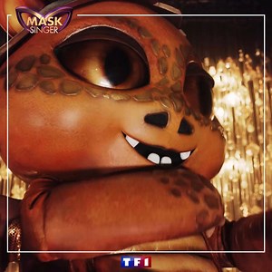 #MaskSinger "J'aime souffler le chaud🥵 et le froid 🥶 ? " Le Dragon🐉 vous révèle un NOUVEL INDICE sur son identité secrète 🤩 Arriverez-vous à découvrir qui se cache derrière le masque ? 🔍 📺 RDV ce soir pour la 1/2 Finale de Mask Singer sur TF1 & MYTF1 | Mask Singer