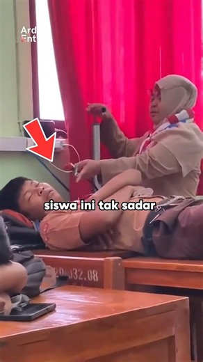 Siswa Ini Ketahuan Oleh Guru Saat Dia Tidur Di Atas Meja Kelas Bahkan Guru Itu Melakukan Hal Ini⁉️😱