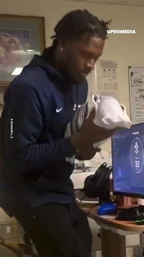 14K views · 34 reactions | Zelfs vader worden zorgde er niet voor dat hij stopte met denken aan videogames. Zijn vrouw was net bevallen en hij had al een monitor, toetsenbord en koptelefoon klaargezet zodat hij kon blijven spelen. De video zorgde voor controverse op sociale media… | Supermoeder | Facebook