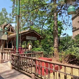 27 reactions | Disneyland Railroad - Disneyland Paris Prenons un bain de soleil avec un tour du parc en train en plein été ! Full Tour : https://youtu.be/dWFrqGt6u28 | DLP Welcome | Facebook