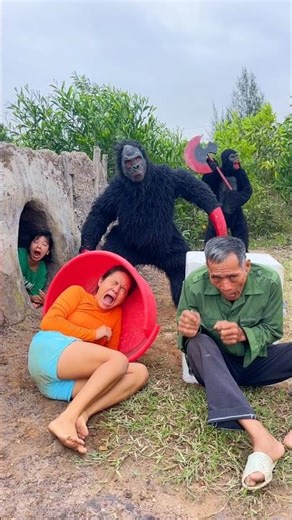 2 Ferocious Gorilla Monsters Attack 2 Beautiful Brave Girls And Poo Old Man Hiding In Styrofoam Box