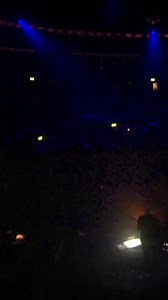 "Shine On You Crazy Diamond" (Part I, II & III). 5 de junho de 1975: o Pink Floyd estava perto do fim da gravação de seu álbum de 1975, "Wish You Were Here", nos Estúdios Abbey Road, em Londres, e teve um convidado especial... Sem avisar, o cofundador da banda, ex-vocalista, compositor e guitarrista Syd Barrett, que estava recluso por vários anos após sua saída da banda em 1968, visitou o estúdio no momento em que eles estavam trabalhando na mixagem final de uma música que haviam escrito para e 