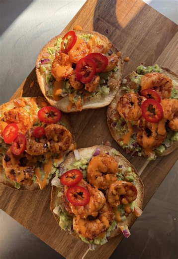 KING PRAWN TOSTADAS 🦐🌶️🥑 Tell me how I’ve been sleeping on tostadas for this long please omg🤤🤤 So so so good. Easy, healthy and just a delish summer dish. I bake instead of frying my tortillas and they still came out super crispy! Ingredients: For the prawns: 4 small tortillas (I cut mine from a normal wrap because I couldn’t find any) Bag king prawns (I use Aldi frozen they’re so big and juicy!) 1tsp paprika 1/2 tsp garlic powder 1/2 tsp chilli flakes 1/2 tsp salt 1/2 lemon juice Drizzle o