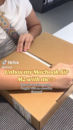 Unboxing the Apple MacBook Air M2 with Education Discount