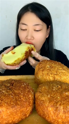 9.6K views · 229 reactions | MUKBANG ASMR FOOD, EAT CAKE IS SLIGHTLY SWEET BUT NOT GREASY, CAN TASTE THE TASTE #DERLGER #ASMRDERLGER#DELICIOUSASMR #FOODEATING #EATINGASMR Thank you all for following me | Derlger | Facebook
