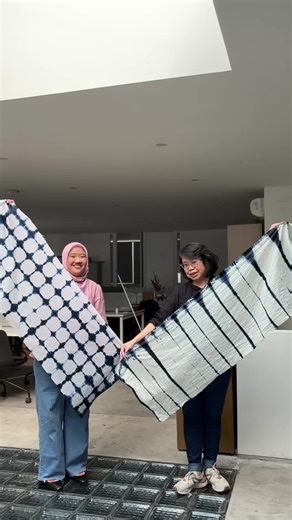 Yukk belajar membuat motif motif geometric Shibori. Akan ada 5 macam motif yang akan kamu pelajari. Cek jadwalnya dibawah ini: ✅Sabtu, 10 Januari 2025 ​14.00-15.00 WIB at Kana Furniture Kemang, Jakarta Registration fee IDR 350K (kit kain organik 50x150cm, tools kit, merchandise from Kana & e-sertifikat) ✅Minggu, 18 Januari 2025 ​13.00-15.00 WIB at 1o1 Urban Thamrin Hotel, Jakarta Registration fee IDR 350K (kit kain organik 50x150cm, tools kit, Drink & Canapé from 1o1 Hotel & e-sertifikat) ✅Sabtu