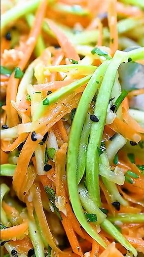 korean-style zucchini salad (this hot oil hack is everything) 🔥
