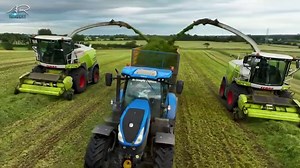62K views · 1.9K reactions | V8 and the straight 6 side by side Not often ye get them on one farm let alone one field Both of #mcconaghycontracts CLAAS 970s working #arimagery #farming #agriculture #claas #se | AR Imagery - Farming & Agricultural Videographer | Facebook