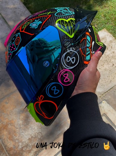 Casco de moto Integral Shaft 620 C Pro Carbono Agudelo Mica Tornasol Pinlock Valor $359.990 Oferta $339.990 ¡Es hora de ir más allá! De pasar al siguiente eslabón de los cascos con la nueva referencia de lujo de la marca Shaft Pro, el Shaft Pro 620 Carbon Solid. Viene con su calota en fibra de carbono, que lo hace más liviano, como el que usan los grandes pilotos, y con un tapizado especial. Mica Dorada Características: • Tipo de casco: Integral. • Certificación: ECE R22-06 europea y DOT america