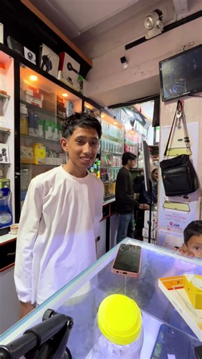 🎉 आजको Special Happy Customer 🎉 आज भाइ फोन किन्न आउनु भएको थियो 📱 उहाँले iPhone XR एकदमै सस्तो र राम्रो अवस्थामा लिनु भयो । अझ रमाइलो कुरा के भने आज भाइको Birthday पनि रहेछ 🎂🎁 Birthday कै दिन नयाँ iPhone पाउनु भयो, भाइलाई धेरै धेरै बधाई तथा जन्मदिनको शुभकामना 🎉 नयाँ फोनले जीवनमा अझ धेरै खुशी र सफलता ल्याओस् । 📱 हाम्रा सेवाहरू: ✔️ नयाँ फोनहरू उपलब्ध – Samsung, Oppo, Vivo, Redmi, Nubia ✔️ Second hand iPhone हरू एकदमै राम्रो condition मा ✔️ Mobile Repairing Service ✔️ Software Service 🎁 War