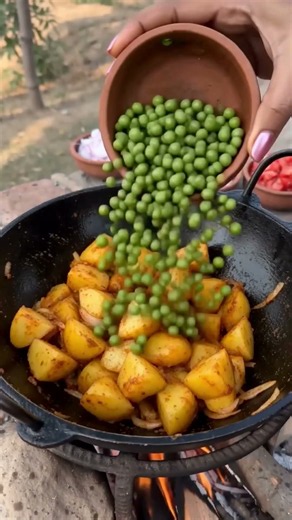 Aloo Matar Recipe 🥔🌿 | Easy & Delicious North Indian Aloo Matar Sabzi