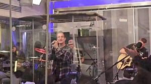 Há alguns dias, o Creed se apresentou na SiriusXM, tocando algumas músicas acústicas. Uma delas, foi um dos maiores clássicos: 'My Sacrifice'. E é em apresentações como essa que vemos que a banda voltou com tudo! Especialmente a voz do vocalista Scott Stapp, que está muito boa. Esse mês começa a maior turnê da história do Creed, e esperamos que ele e a banda façam uma turnê impecável! =) 🎥: YouTube.com/baldvinny | Creed Brasil