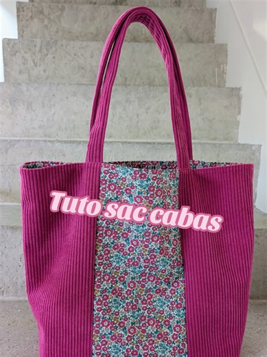 Tuto du vendredi en collaboration avec @Tissus des Ursules Aujourd'hui on coud un sac cabas en velours côtelé et popeline de coton. Pour le réaliser il te faudra : - 1 coupon de 50 x 45 cm de velours côtelé Huggy Hibiscus pour le dos du sac. - 2 coupons de 18 x 45 cm de velours côtelé Huggy Hibiscus pour le devant - 1 coupons de 18 x 45 cm de popeline de coton Sarah Shelby Fuchsia pour le devant - 2 coupons de 50 x 45 cm de popeline de coton Sarah Shelby Fuchsia pour la doublure - 1 coupon de 24