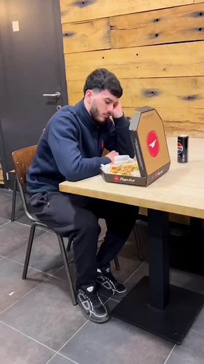 Après l’incendie, on ne veut plus prendre de risques… même dans nos rêves ! 😅🔥 Réouverture ce Lundi 24 Novembre ! Commandez facilement votre pizza en ligne dès maintenant et nous nous occupons du reste : une livraison rapide à votre domicile ou une commande fraîchement sortie du four pour emporter.🍕😋 #pizzahut #charleroi #delivery #pizzahutfan #pizzatime