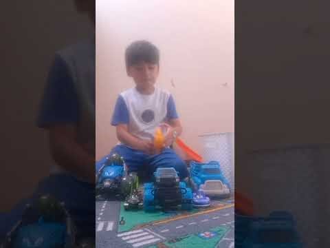 Videos jugando con carros de control remoto y otros