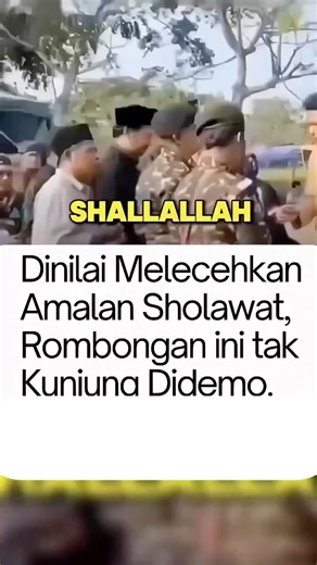 VIRAUN ID on Instagram: "Alih-alih mengucap sholawat kepada Nabi dan Keluarga Nabi, bacaan tuk sambut kedatangan rombongan Ghufron malah bersholawat kepada Jokowi dan ke beberapa nama. Bukannya didemo seperti kasus lainnya namun nama Ghufron semakin diagung-agungkan sedangkan ulama ahli yang beradab tak disanjung sedemikian rupa. Yok bisa yok bersholawat dengan adab."