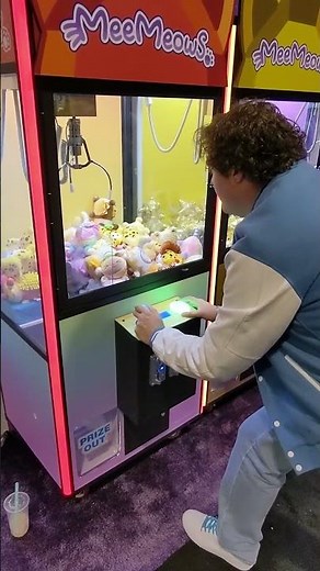 Aphmau Voice Actor Tries Winning a MEEMEOW at VidCon! #shorts