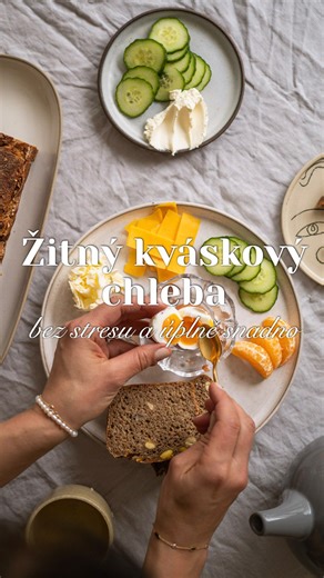 Domácí kváskový chleba – jednoduše a bez stresu 🫶👀 I vy zvládnete upéct báječný křupavý kváskový chleba! Navíc bez stresu a spousty času stráveného v kuchyni. Zakrojit o víkendu ještě teplý bochník domácího chleba je prostě nejvíc. Tenhle žitný chleba je extrémně snadný na přípravu – ráno se oživí kvásek, večer se vše smíchá a přendá do formy a ráno se upeče. Díky tomu, že se peče ve formě, tak se vám nestane, že by nevyšel. Sice nemá tvar klasického chleba, ale tady prostě poměr úsilí k výsle