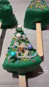 How cute are these lil baby xmas treescake pops 🥺 Follow @foodnetwork on TikTok for more: https://www.tiktok.com/@foodnetwork | Food Network