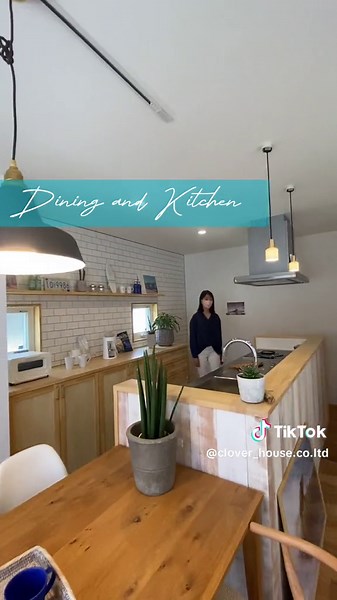 思わず振り返ってしまうようなおしゃれなサーファーズハウス！！🏄‍♂️✨ 家事楽✨セミオーダー住宅𝗖𝗟𝗔𝗦𝗦𝗜𝗔クラッシア🍀 静岡県掛川市に完成したスタバみたいな外観のおしゃれなお家をご紹介します✨😊 DATA ◉延べ床面積：37.06坪 ◉間取り：3LDK 畳スペース POINT ◉ネイビー・木目・ブラックでスタバをイメージした印象的でスタイリッシュな外観 ◉お家と繋がるオープンガレージ（スタバのドライブスルーかと思うほど…オシャレ☕️✨） ◉玄関横にサーファーズクローク🏄‍♂️（こちらは今回の動画には映っておらずすみません！また別でリール投稿しますね😊） ◉キッズスペースとしても使える和室 ◉リビング上の吹抜けで解放感あるくつろぎ空間に♪ ◉横並びダイニングが家事楽な間取り♡ ◉ランドリールームと脱衣室に天窓を設けて、外の視線を気にせずに光や風を取り込めます👌 ◉キッチン横の壁にはマグネットが使えます！壁に画びょうで穴を開けたりテープを貼らずに済むのでとても良いですよね😍 ◉耐震面など家の性能はもちろん安心・安全◎ 他にも見どころいっぱいの素敵なお家です�