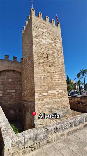 Nella città vecchia di Alcúdia, a Maiorca, puoi camminare sulle imponenti mura medievali del XIV secolo e ammirare il panorama della baia. Alcudia. Cosa vedere nel centro storico. Le porte d'accesso: La Porta del Moll (con due torri e una porta in pietra dorata), la Porta de Xara e la Porta de Mallorca (o di San Sebastián). Chiesa di Sant Jaume: La chiesa parrocchiale in stile neogotico dedicata al patrono della città, che unisce l'aspetto di una fortezza a un grande rosone gotico. Rovine romane