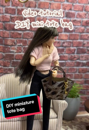 Video tutorial - DIY miniature tote bag scale at 1:12. You can do it with fabric or PU and use your imagination for the rest!! This is perfect for my doll and my walk in in my dollhouse! #videotutorial #miniature #miniatures #diycraft #DIYminiature