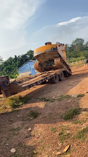 Loading an Excavator onto a Flatbed Trailer