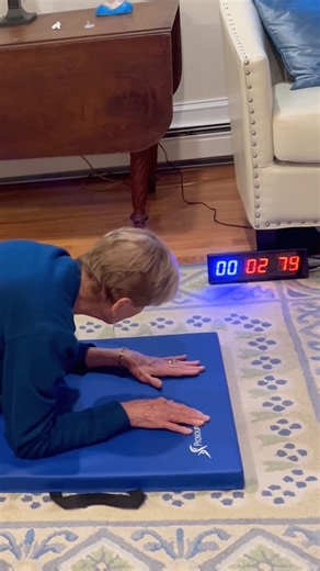 Oldest person to perform an abdominal plank (female) 💪 82 years and 229 days by Sarah Blackman (b. 3 June 1942) 🇺🇸 | Guinness World Records