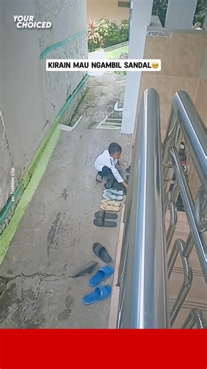 Banyak yang mengira adik ini cuma lewat, ternyata yang ia lakukan bikin hati terenyuh