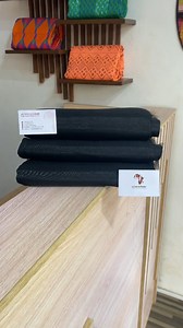 ✨ Pagne tissé soie brillant, une couleur ou deux couleurs ✨ Encore appelé Asooke en langue yoruba (Nigéria 🇳🇬), c’est ce pagne-là… Celui qui allie élégance, raffinement intemporel et royauté 👑 Celui qui te donne une allure gracieuse sans effort… juste en le portant ! Il est brillant, soigné, noble. Pas besoin d'en faire trop. Il parle de lui-même. C’est le tissu des grandes occasions, porté par les rois et les reines yoruba, pour la dot 💍, le mariage 👰🏾, la sortie d’enfant 👶🏽 ou tout mom