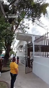 En espacios seguros, modernos y completamente renovados, los estudiantes del Centro Escolar Reino de Dinamarca, en Soyapango, ya reciben sus clases. Esta es una de las 70 nuevas escuelas inauguradas como parte del programa #DosEscuelasXDía, impulsado por el Gobierno del Presidente Nayib Bukele. | Canal 10