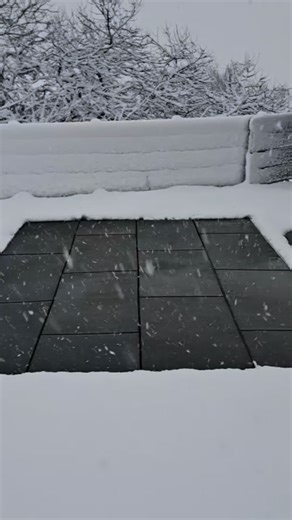 ドットコン on Instagram: "雪が消えちゃう魔法の地面！？ ________________ 透水・貯留・浸透の３機能をひとつにまとめた「Dotcon＋」。 パネルを組み、コンクリートを打設するだけで、 雨水を地中へゆっくりと還す“環境インフラ”が完成します。 複雑な都市の水問題を、現場の技術でシンプルに解決する。 Dotcon＋は、そんな新しい時代の施工を支えています。 🏆2025年度グッドデザイン賞「金賞」「ベスト100」受賞 Dotcon+は、透水×貯留×浸透の3機能をシンプルな構造で実現。 特別な技術や工具を必要とせず、スムーズな施工が可能です。 “水を通すコンクリート”が、もっと身近な選択肢に。 #Dotcon #DotconPlus #ドットコン #Dotcon＋ #透水貯留浸透コンクリート #透水性コンクリート #透水コンクリート #グッドデザイン賞 #GOODDESIGNAWARD2025 #BEST100 #金賞 #環境配慮型舗装 #SDGs #持続可能な街づくり #未来の街づくり #環境問題 #環境保全 #雨水活用 #貯留浸透 #雨水循環 #ヒートアイ