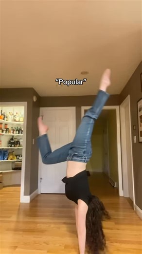 Talia Pearl on Instagram: "VIDEO TUTORIAL: Sing in a Handstand while Twerking #singingtutorial #handstandeveryday #singingvideos #musiciandaily"