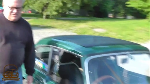 Triumph GTR4 El Triumph GTR4 fue un prototipo único desarrollado por Triumph a comienzos de los años 60. Básicamente, un TR4 transformado en un coupé cerrado con aspiraciones más refinadas y aerodinámicas. Presentado en 1961, utilizaba la base mecánica del TR4: cuatro cilindros en línea de 2.1 litros con alrededor de 100 CV, tracción trasera y cambio manual de cuatro marchas. Prestaciones correctas para la época, pero no revolucionarias. Lo interesante era la carrocería fastback diseñada por Gio