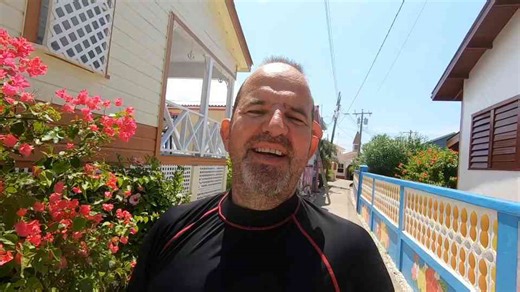 Scuba diving in UTILA Honduras Backpacking Central America [S3-E52]