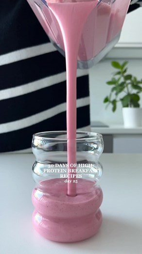 46K views · 492 reactions | Healthy Raspberry Smoothie that contains over 20g protein! This is a yummy breakfast idea for Valentine’s Day勺 I used (lactose-free) nonfat Greek yogurt in this which contains 13g protein per 100g. You could also use quark, skyr or protein yogurt!☺️ #breakfastideas #healthybreakfastideas #smoothies #smoothierecipe #proteinsmoothie #easybreakfastideas #quickbreakfast | Fitfoodieselma | Facebook