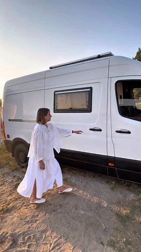 Estos sitios los llamamos Camping Paradise. Un rincón perfecto donde la furgoneta se convierte en tu casa y la naturaleza en tu jardín. 🌿✨ Un paraíso sobre ruedas, sencillo y auténtico. Pero… ¿qué pasó con esos lugares frente al mar donde antes podíamos aparcar libremente? 🌊 Hoy son cada vez menos, y lo que era un paraíso natural se está convirtiendo en un recuerdo #vanlife #campervan #vantour #vanbuild #furgocamper #camperizacion #camper | Dora Camper Studio