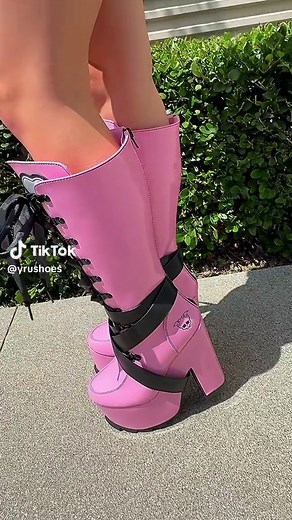 Draculaura’s OG boot!🦇🩷 The Vamp! Now back on presale!🩷🦇 #yrushoes #monsterhigh #platforms #shoes #draculaura