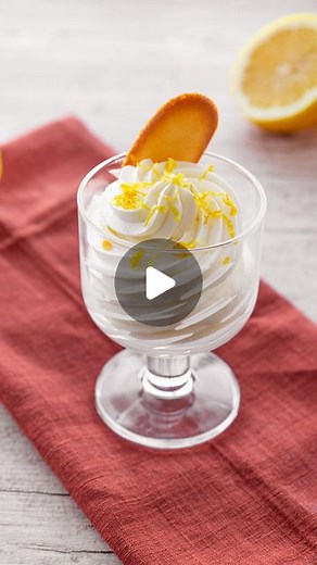 Benedetta Rossi on Instagram: "MOUSSE AL LIMONE 🍋 Un’alternativa fresca e leggera al sorbetto, facilissima da preparare e perfetta per concludere pranzi e cene di pesce 😘 INGREDIENTI PER LA MOUSSE 100ml di succo di limone 100ml di succo di arancia 40g di zucchero 20g di amido di mais 200ml di panna già zuccherata Aroma limone q.b. PER GUARNIRE E SERVIRE La scorza grattugiata di 1 limone Lingue di gatto q.b. PROCEDIMENTO Con uno spremiagrumi ricaviamo 100 ml di succo di limone e 100 ml di succo