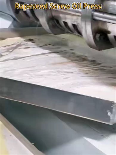 The spiral progressive compression design thoroughly extracts oil from seeds, achieving an oil yield 3%-5% higher than traditional hydraulic oil presses and offering superior raw material utilization. #ScrewOilPress #DualTemperatureOilPress #SoybeanRapeseedOilPress #CommercialScrewOilPress #HomeOilPress #FullyAutomaticScrewOilPress #CompactOilPress