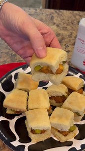 🐓😊 Chick fil-A Chicken Minis 😊🐓 Type “RECIPE” and I’ll send you a direct (check your inbox/message requests) #appetizer #partyfood #newyearseve https://www.dinnerin321.com/copycat-chick-fil-a-sandwich-minis/ | Dinner in 321